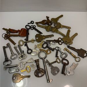 Vintage Antique Skeleton Key lot Collection Mixed Metals- Windsor Hotel Room Key
